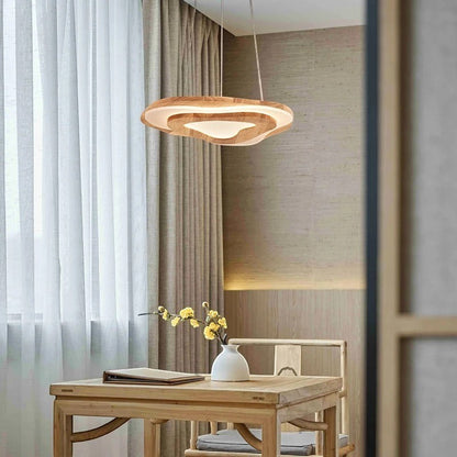Plafonnier LED Dimoree en bois naturel forme nuage suspendu au-dessus d'une table en bois dans un salon moderne