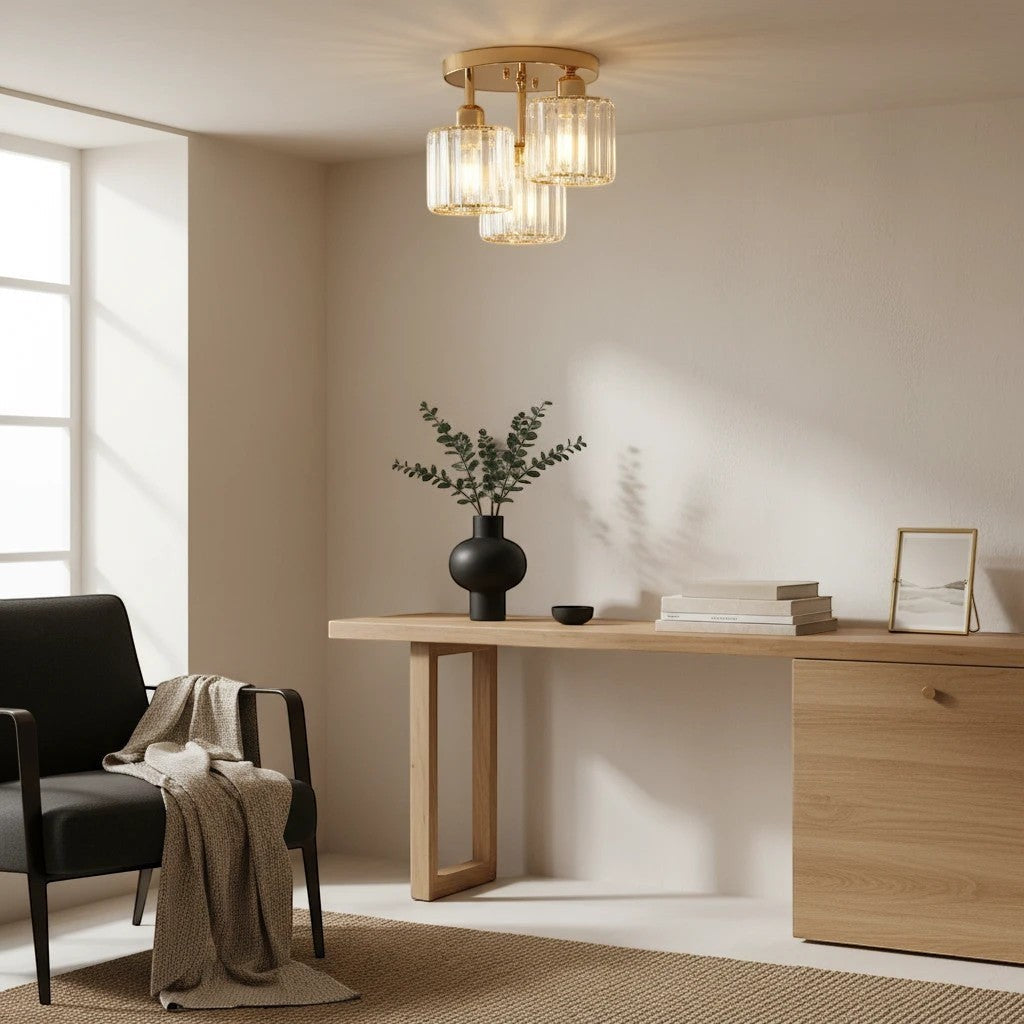 Plafonnier moderne Dimoree en fer doré et cristal suspendu dans un salon élégant avec mobilier en bois clair