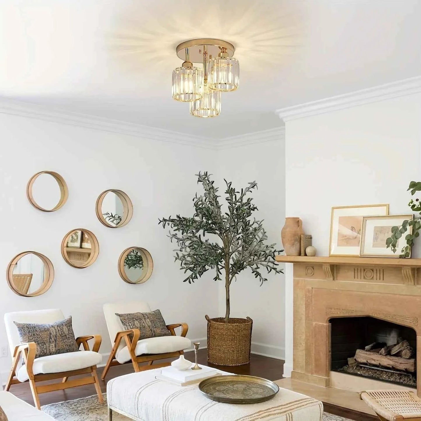 Plafonnier moderne Dimoree en cristal et fer doré installé dans un salon élégant avec une cheminée et des miroirs