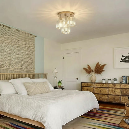 Plafonnier moderne Dimoree en fer doré et cristal suspendu dans une chambre à coucher élégante et chaleureuse
