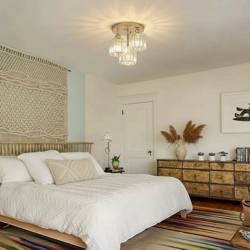 Plafonnier moderne Dimoree en fer doré et cristal suspendu dans une chambre à coucher élégante et chaleureuse