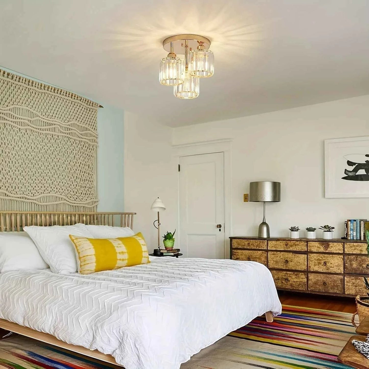 Plafonnier Dimoree moderne en fer doré et cristal suspendu au plafond d'une chambre à coucher lumineuse et décorée
