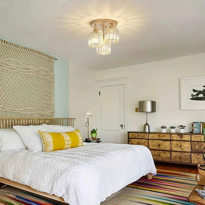 Plafonnier Dimoree moderne en fer doré et cristal suspendu au plafond d'une chambre à coucher lumineuse et décorée