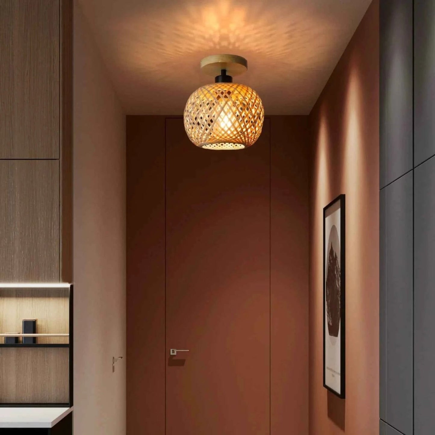 Plafonnier Dimoree rétro en bambou tissé diffusant une lumière chaleureuse dans un couloir moderne