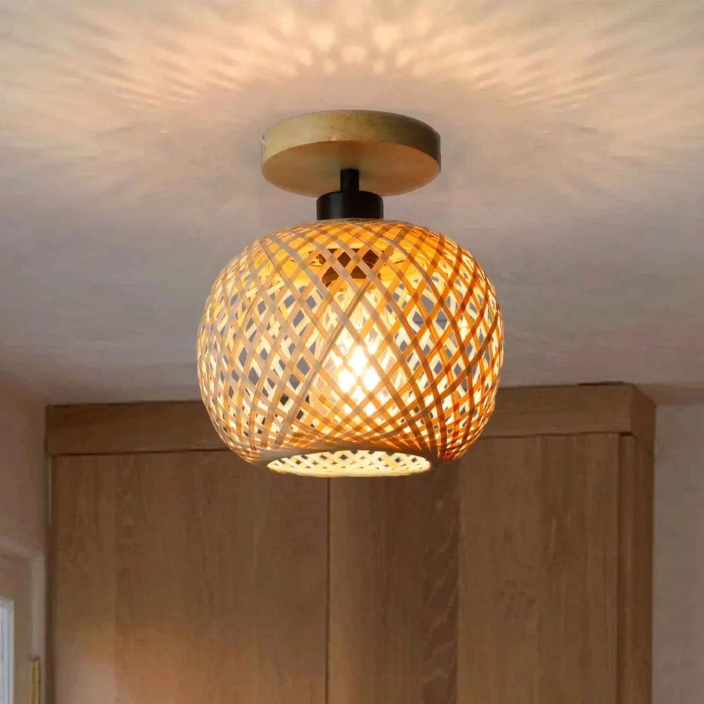 Plafonnier Dimoree rétro en bambou tissé naturel diffusant une lumière chaleureuse dans un intérieur moderne