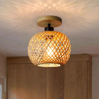 Plafonnier Dimoree rétro en bambou tissé naturel diffusant une lumière chaleureuse dans un intérieur moderne