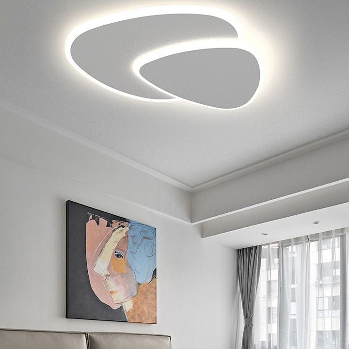 Plafonnier Dimoree moderne blanc en forme de triangle avec éclairage LED dimmable installé au plafond d'un salon