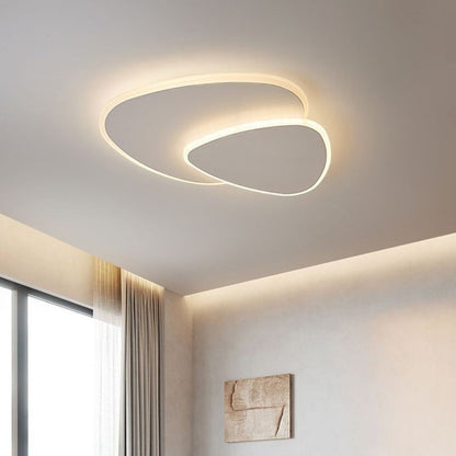Plafonnier Dimoree moderne blanc en forme de triangle avec éclairage LED dimmable installé au plafond d'un salon
