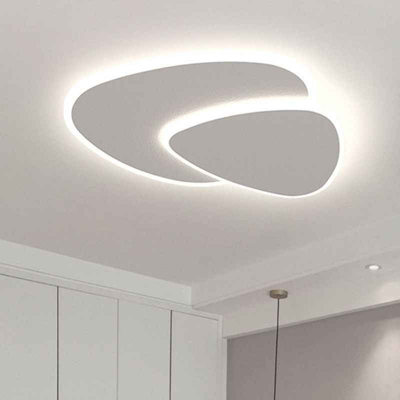 Plafonnier Dimoree moderne en forme de triangle blanc avec éclairage LED diffus et design minimaliste au plafond