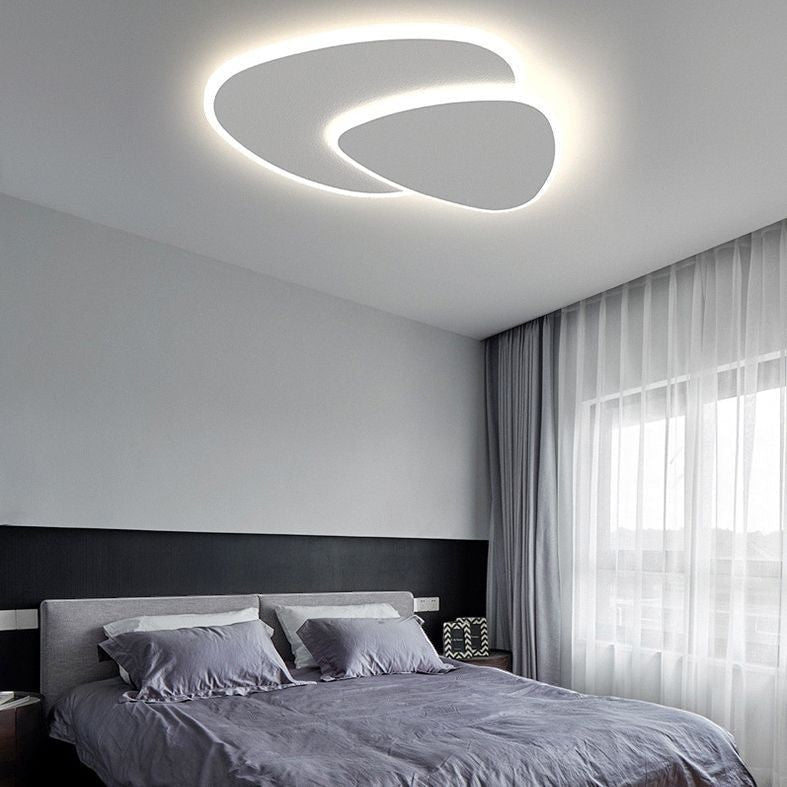 Plafonnier Dimoree moderne blanc en forme de triangle avec éclairage LED dimmable installé dans une chambre élégante