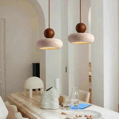 Suspension luminaire Dimoree en bois et pierre au design moderne et rustique au-dessus d'une table de salle à manger