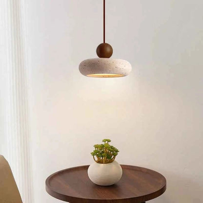 Suspension luminaire Dimoree en bois et pierre naturelle au design minimaliste et rustique au-dessus d'une table