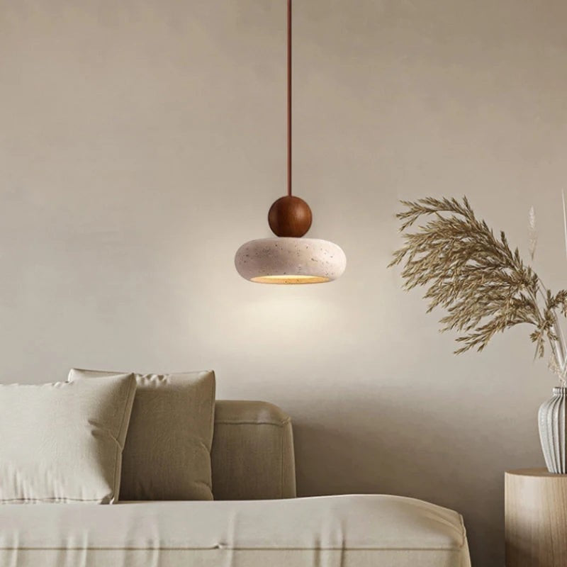 Suspension luminaire Dimoree en bois et pierre au design rustique et minimaliste dans un salon chaleureux