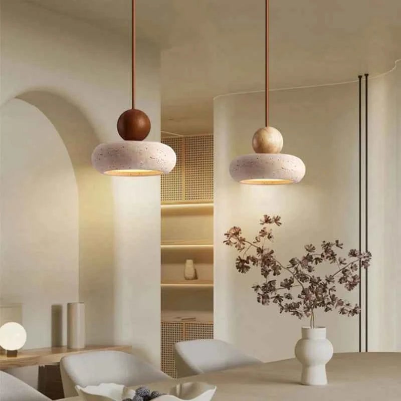 Suspension luminaire Dimoree en bois et pierre au design rustique et élégant, installée au-dessus d'une table à manger.