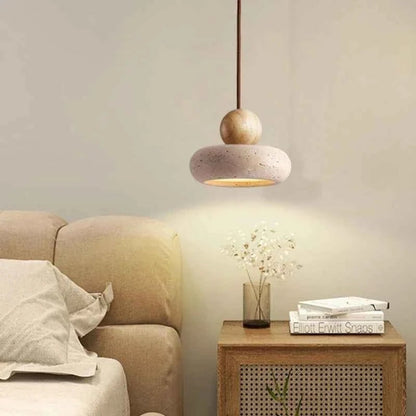 Suspension luminaire Dimoree en bois et pierre au design rustique et moderne au-dessus d'une table de chevet