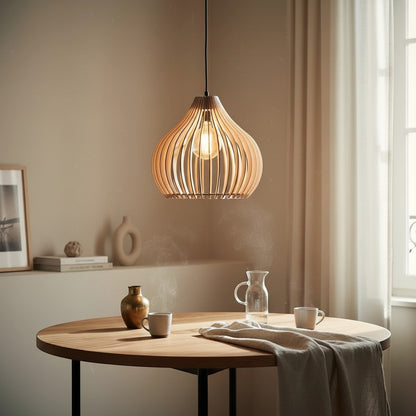 Suspension scandinave Dimoree en bois naturel, abat-jour ajouré, ampoule visible, idéale pour salon.