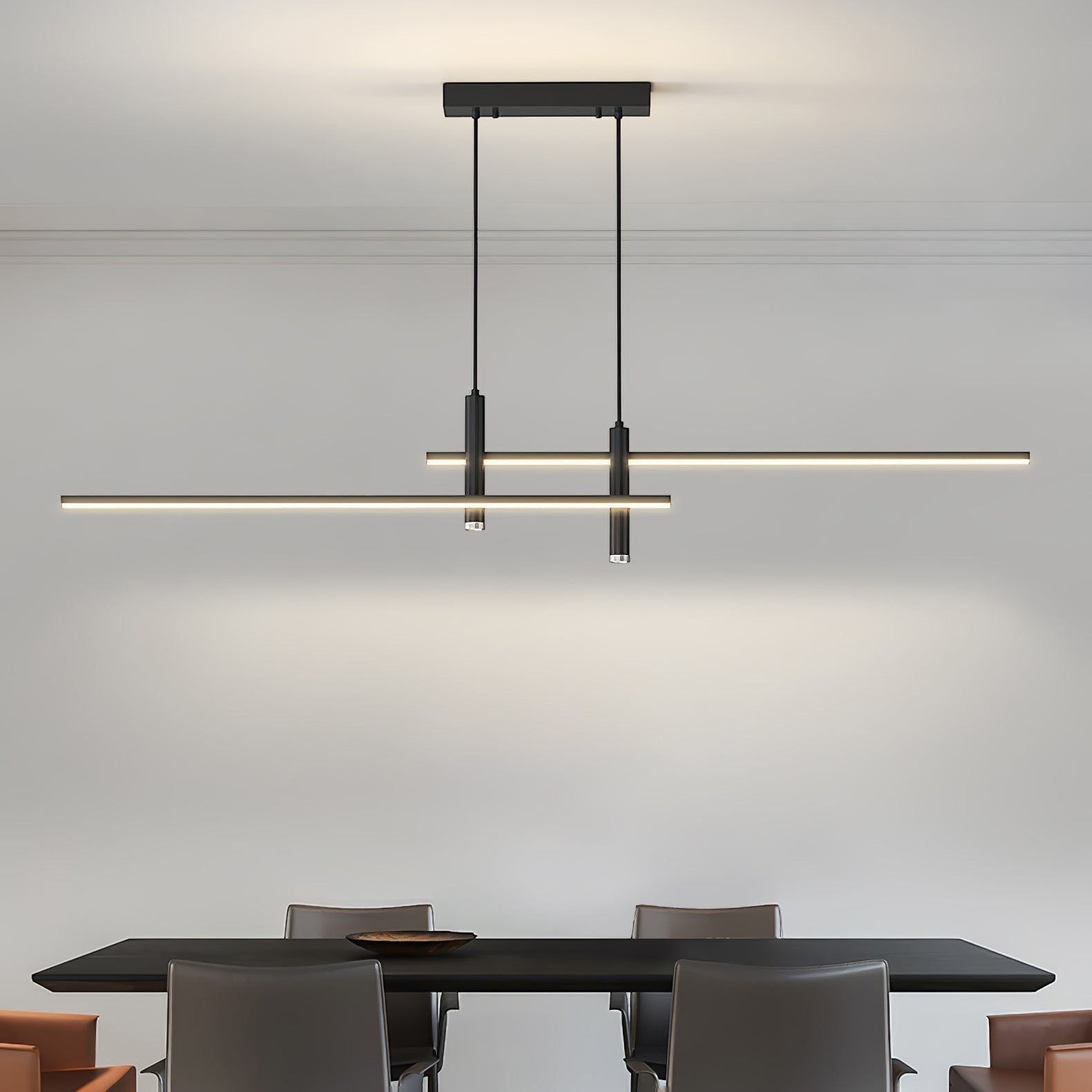 Suspension Dimoree Prym design italien minimaliste noire en métal au-dessus d'une table de salle à manger moderne