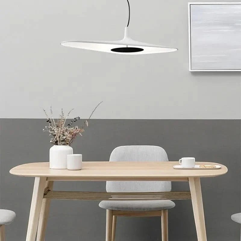 Suspension Dimoree design minimaliste blanc et noir en forme de disque au-dessus d'une table à manger en bois