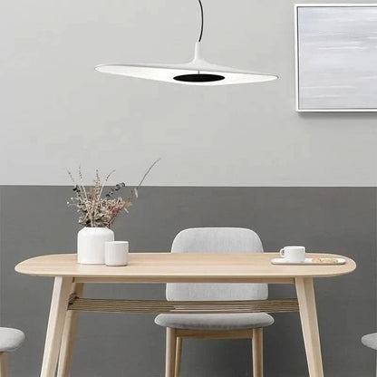 Suspension Dimoree design minimaliste blanc et noir en forme de disque au-dessus d'une table à manger en bois