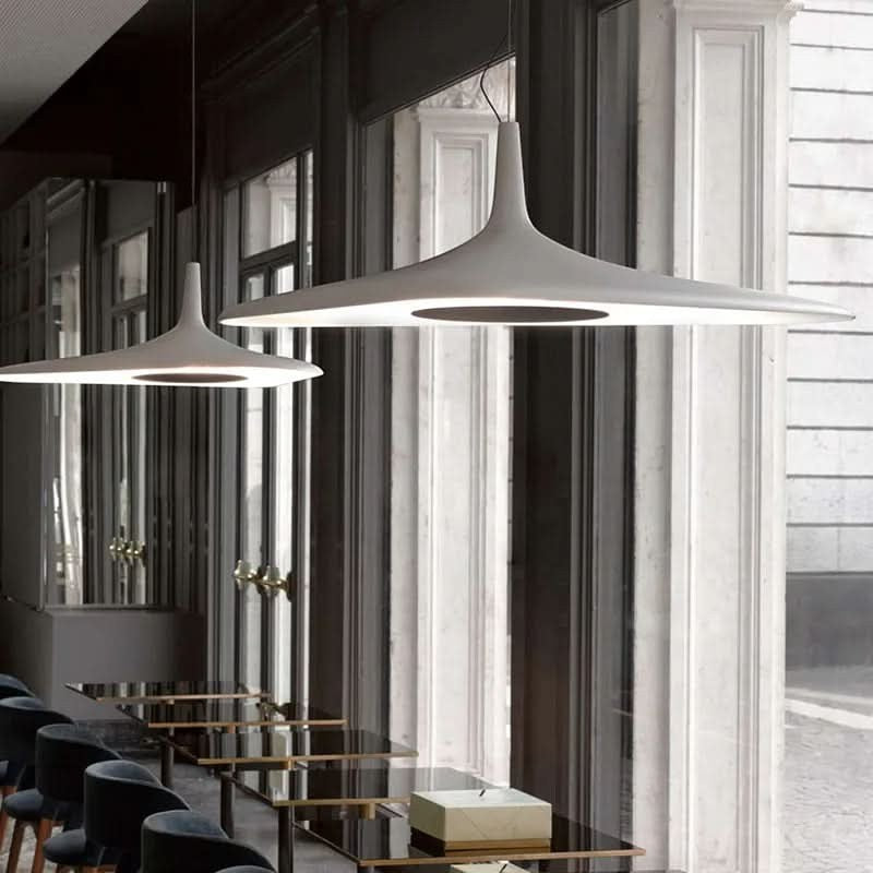 Suspension Dimoree minimaliste en forme de disque gris mat, idéale pour un éclairage moderne au-dessus d'une table.