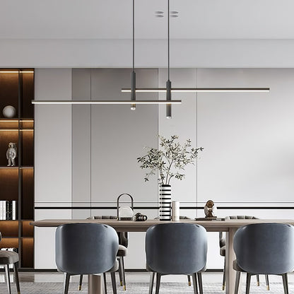 Suspension design minimaliste Dimoree en métal noir au-dessus d'une table de salle à manger contemporaine
