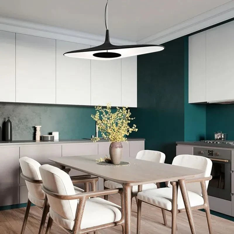 Suspension Dimoree design minimaliste noire en forme de disque au-dessus d'une table à manger moderne.