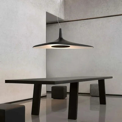 Suspension Dimoree minimaliste noire en forme de disque au-dessus d'une table à manger moderne