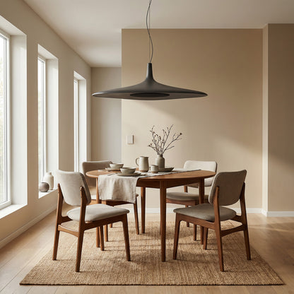 Suspension Dimoree minimaliste noire en forme de disque au-dessus d'une table à manger en bois dans un salon moderne.