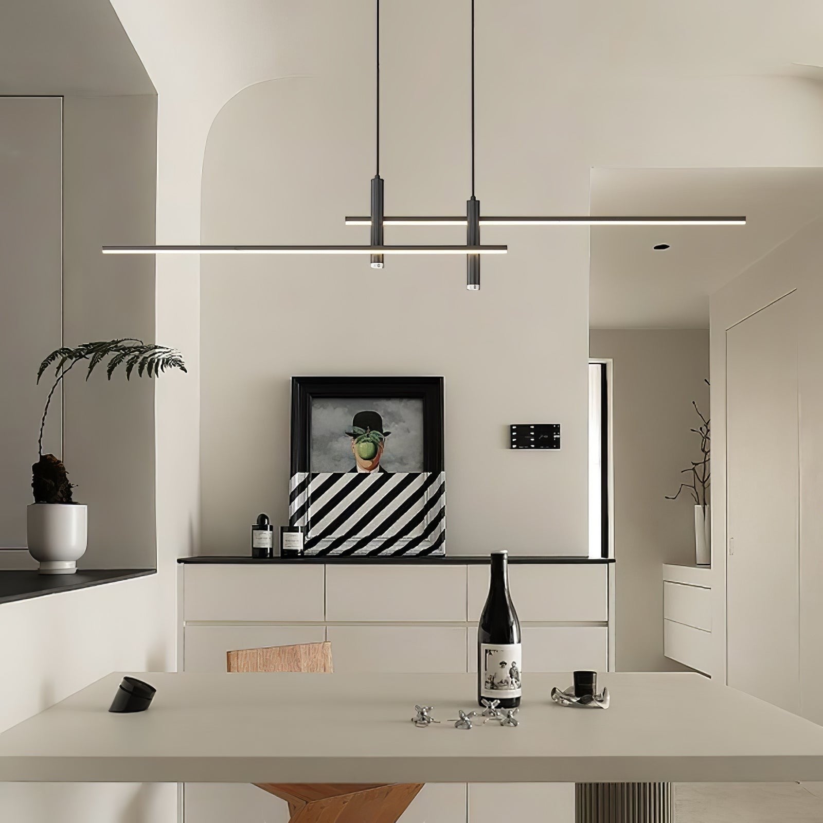 Suspension design minimaliste Dimoree en métal noir au-dessus d'une table à manger dans un intérieur contemporain