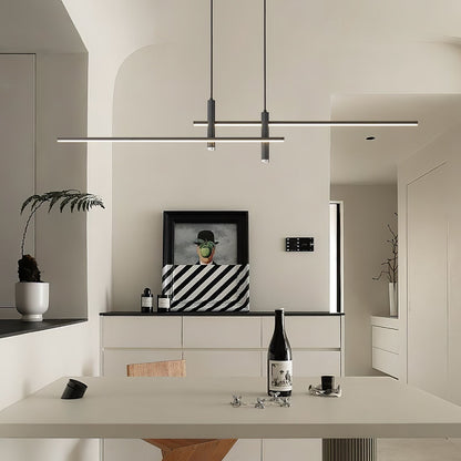 Suspension design minimaliste Dimoree en métal noir au-dessus d'une table à manger dans un intérieur contemporain