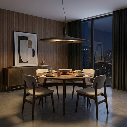 Suspension Dimoree minimaliste noire en forme de disque au-dessus d'une table à manger en bois dans un salon moderne.