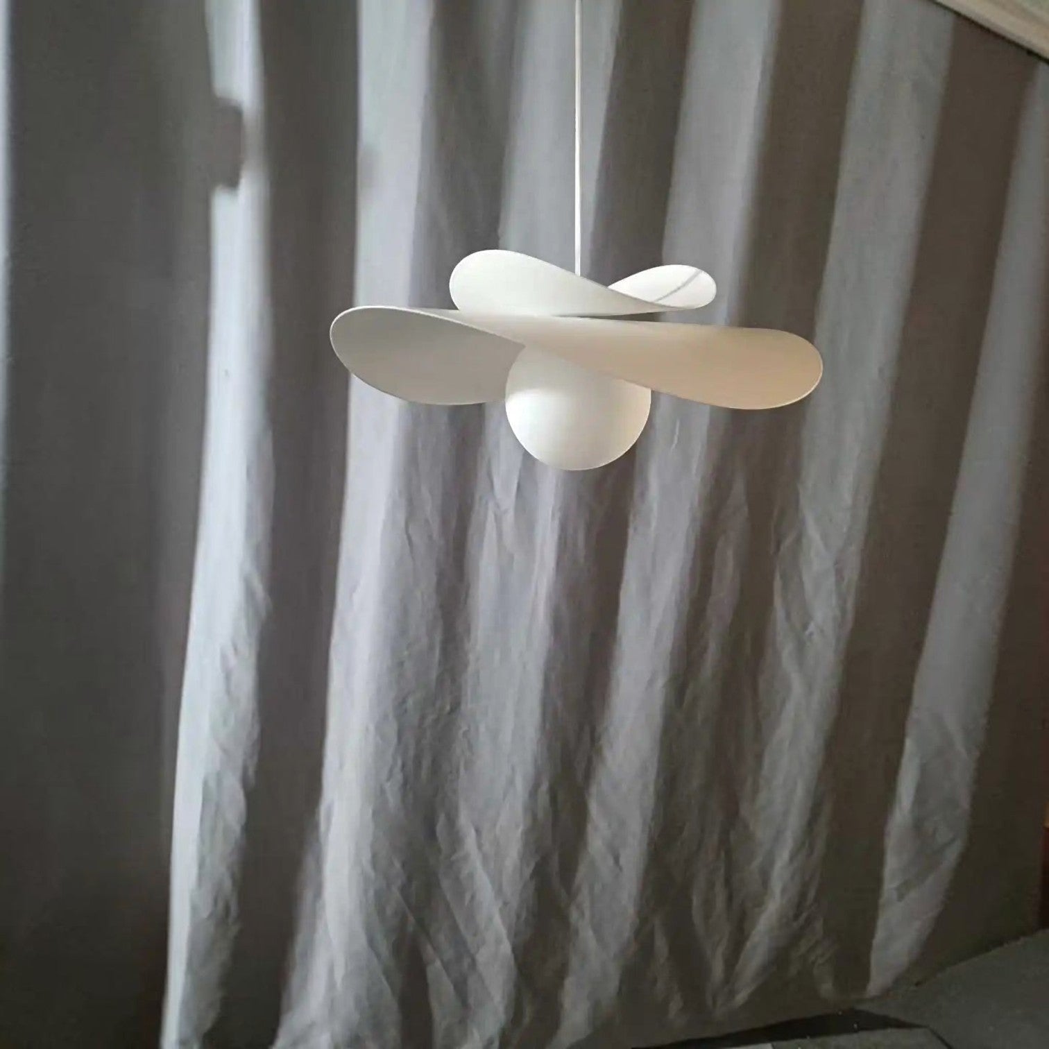 Suspension Dimoree en fer blanc au design nordique avec diffuseur sphérique LED pour un éclairage élégant