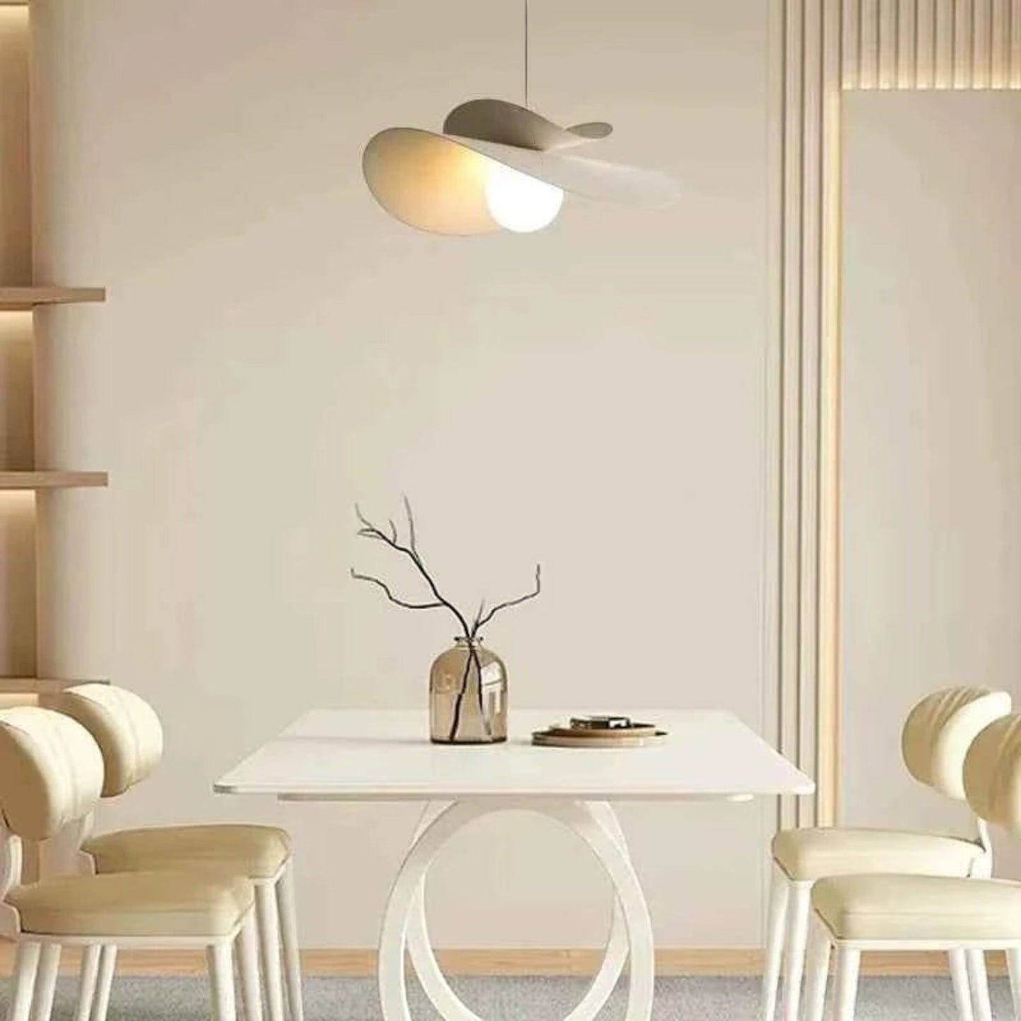 Suspension Dimoree en fer blanc au design nordique moderne au-dessus d'une table de salle à manger