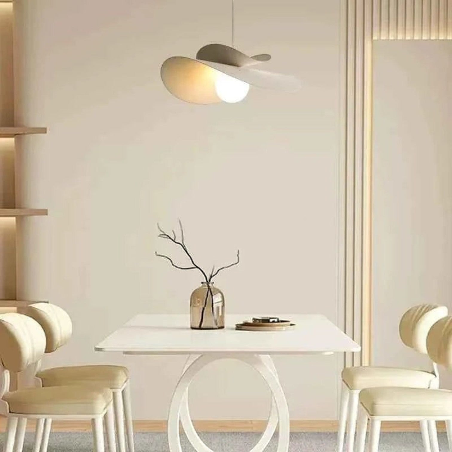 Suspension Dimoree en fer blanc au design nordique moderne au-dessus d'une table de salle à manger