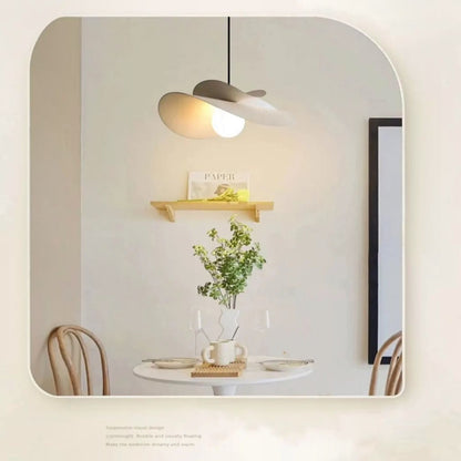 Suspension Dimoree en fer blanc au design nordique moderne, éclairant une table à manger avec une lumière douce et chaleureuse