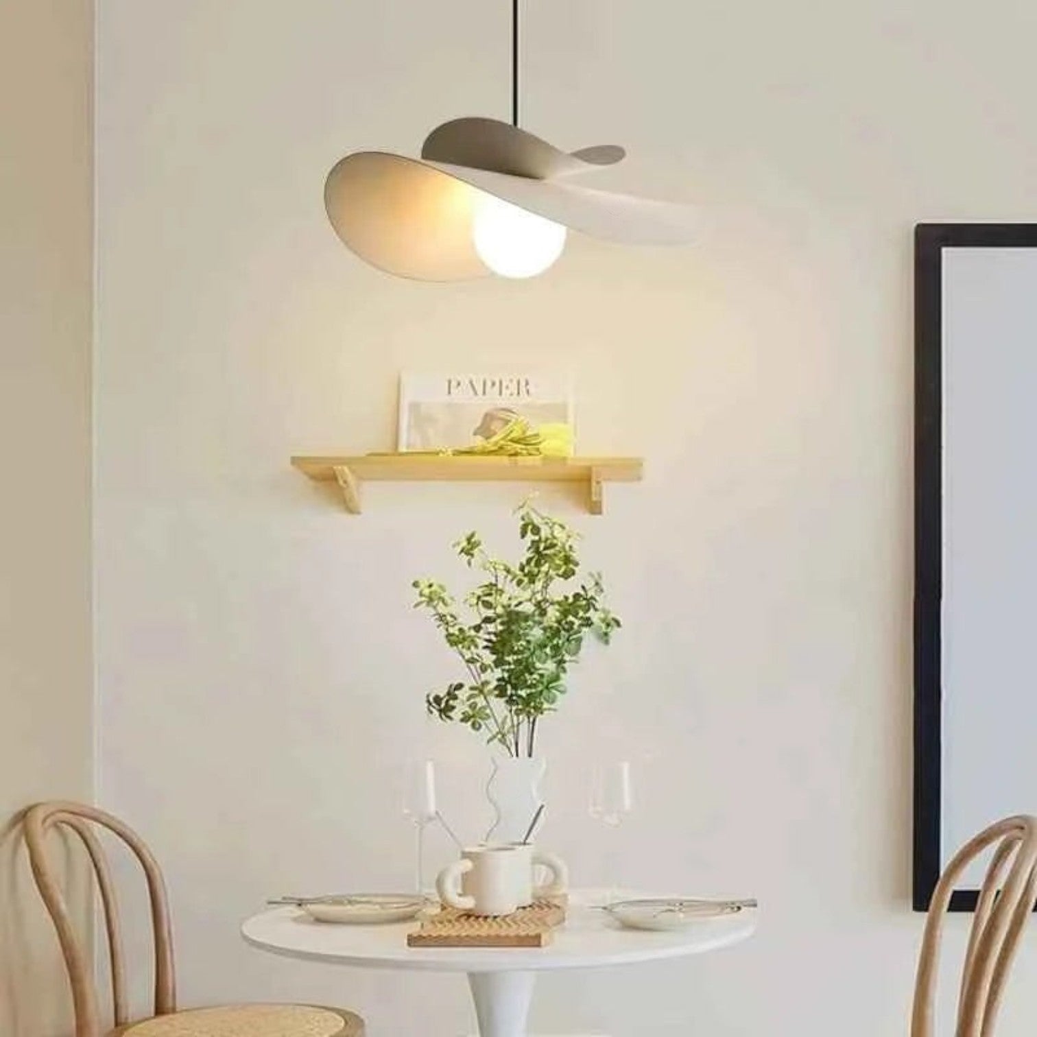 Suspension Dimoree en fer blanc au design nordique moderne en forme de chapeau au-dessus d'une table de salle à manger