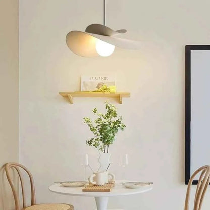 Suspension Dimoree en fer blanc au design nordique moderne en forme de chapeau au-dessus d'une table de salle à manger