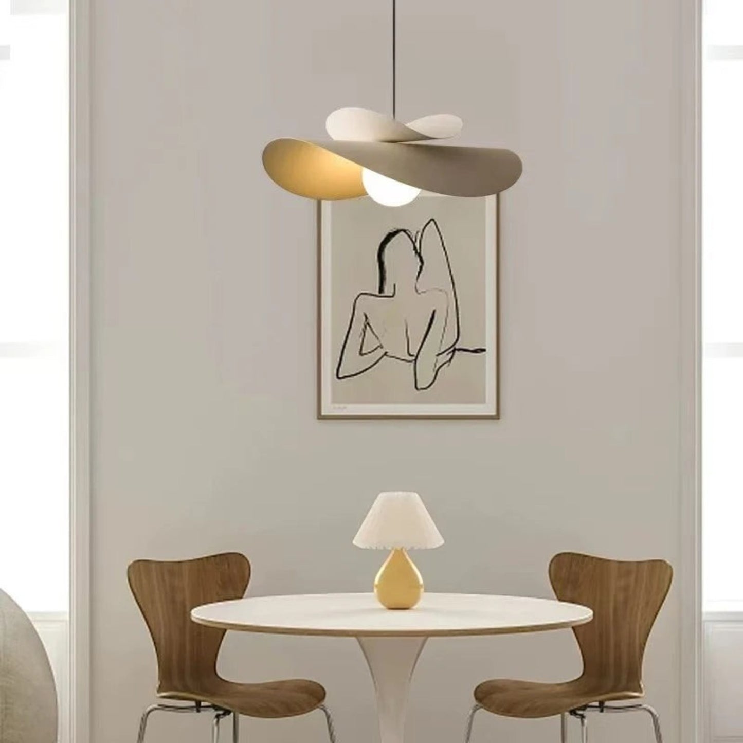 Suspension Dimoree en fer blanc au design nordique moderne en forme de fleur au-dessus d'une table de salle à manger