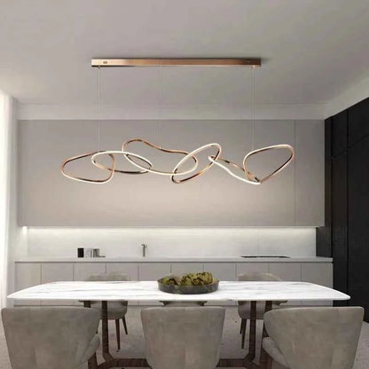 Suspension lumineuse moderne Dimoree en alliage doré avec anneaux entrelacés au-dessus d'une table de salle à manger