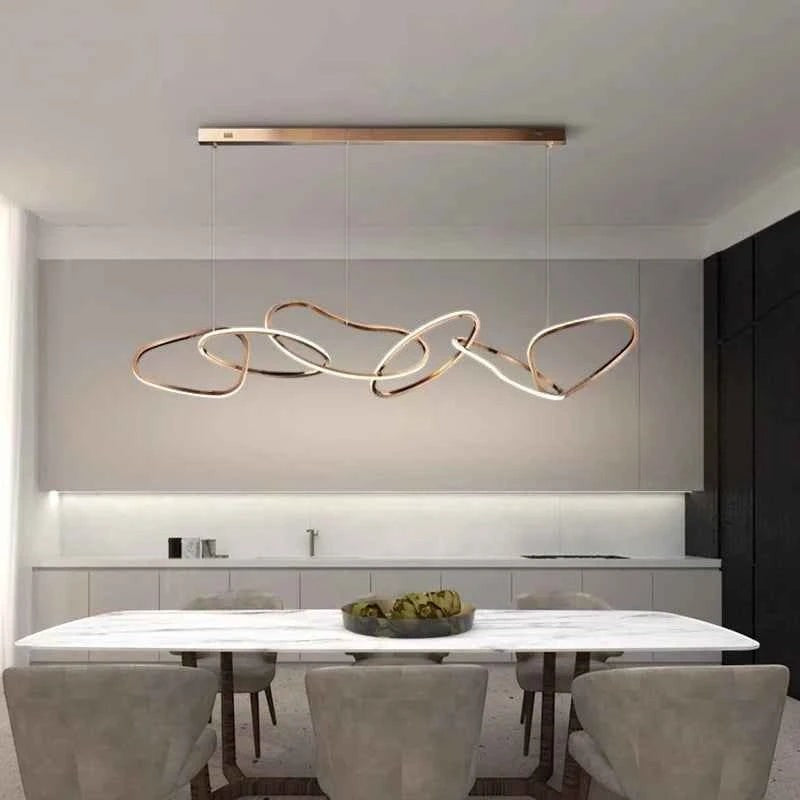 Suspension lumineuse moderne Dimoree en alliage doré avec anneaux entrelacés au-dessus d'une table de salle à manger