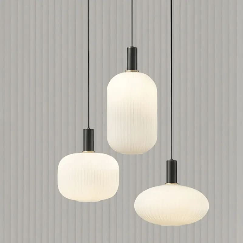 Suspension lumineuse Dimoree moderne avec abat-jours en verre dépoli nervuré et finitions en métal noir mat.