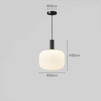 Suspension lumineuse Dimoree moderne avec abat-jour en verre dépoli nervuré et structure en métal noir mat.