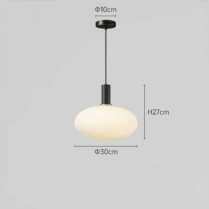 Suspension lumineuse moderne Dimoree avec abat-jour en verre dépoli nervuré et structure en métal noir mat.