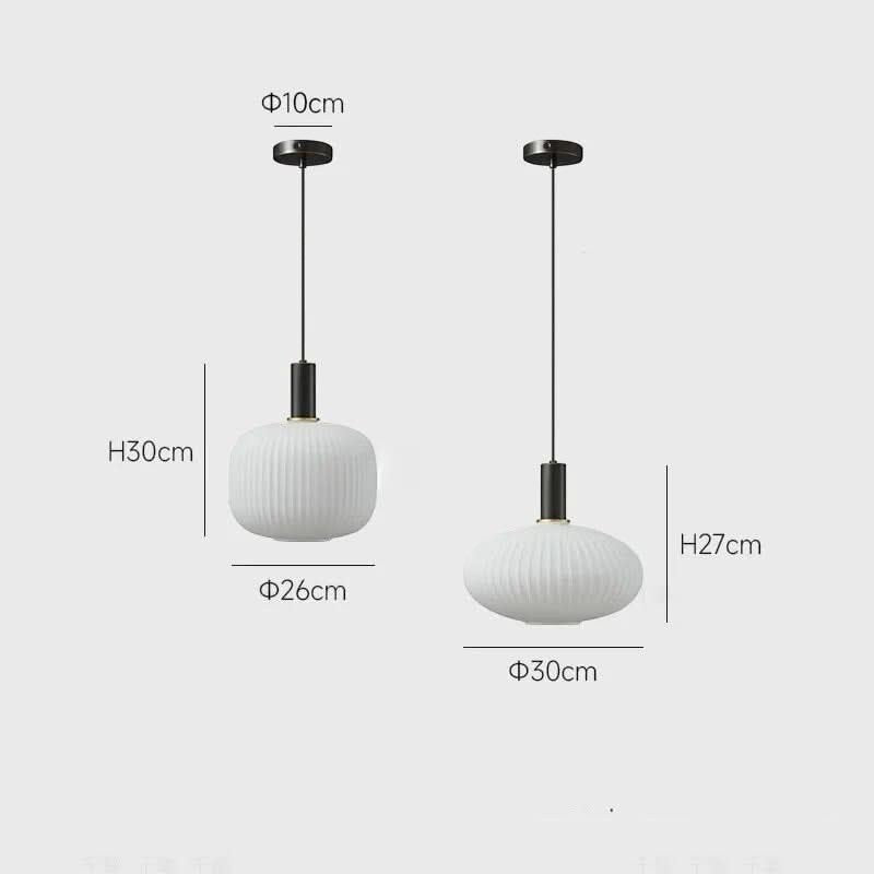 Suspension lumineuse moderne Dimoree avec abat-jour en verre dépoli nervuré et structure en métal noir mat.