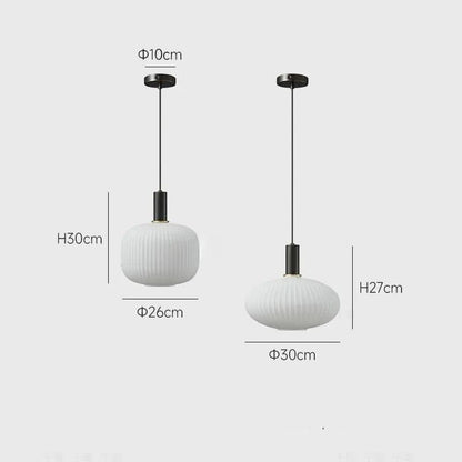 Suspension lumineuse moderne Dimoree avec abat-jour en verre dépoli nervuré et structure en métal noir mat.