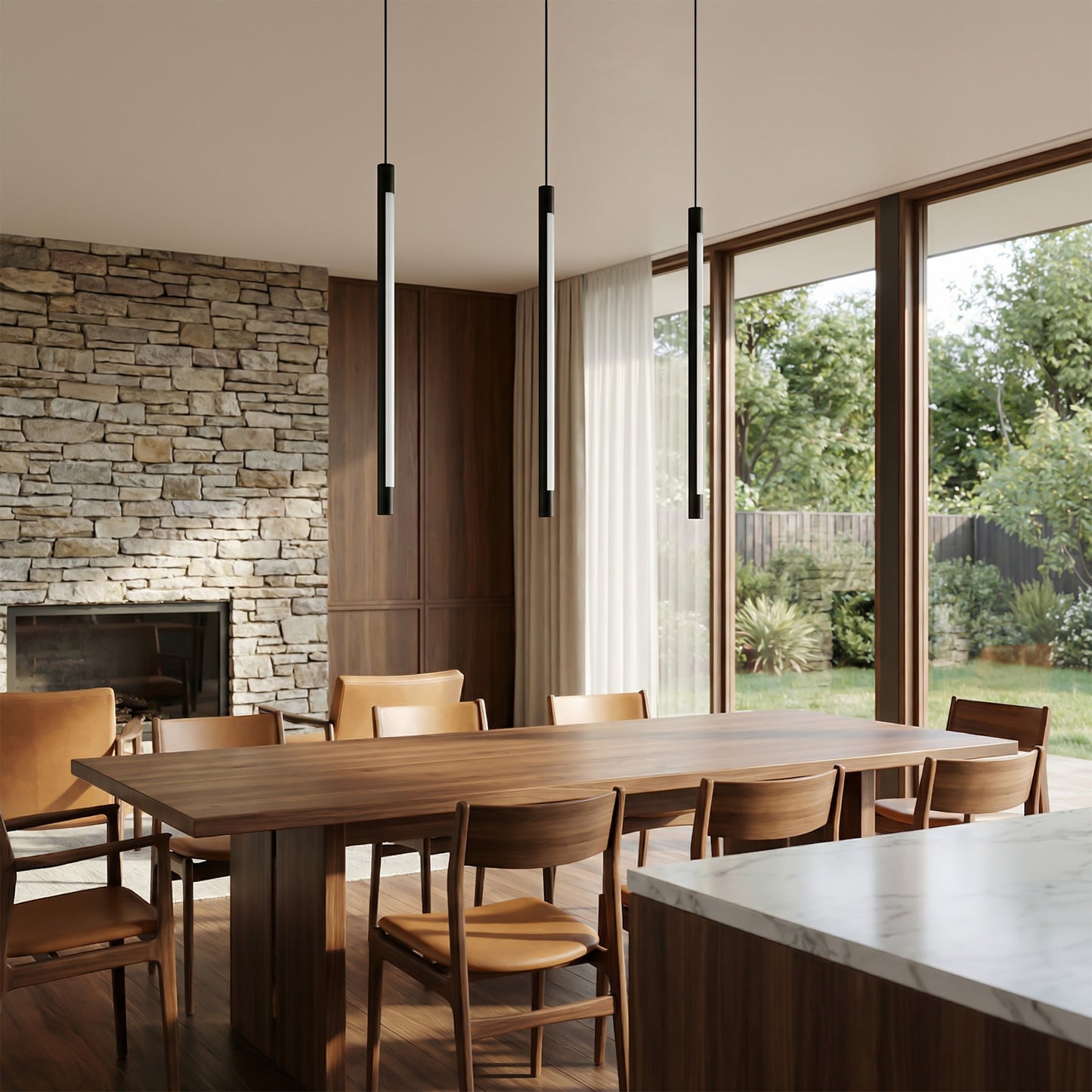 Suspension lumineuse tubulaire noire Dimoree au-dessus d'une table en bois dans un salon moderne avec mur en pierre.
