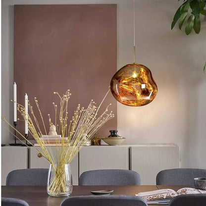Suspension Dimoree en verre soufflé ambré aux formes organiques, idéale pour une salle à manger au design moderne.