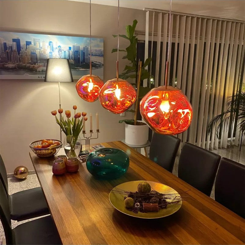 Suspension Dimoree en verre soufflé ambré aux formes organiques, idéale pour une salle à manger moderne et chaleureuse.