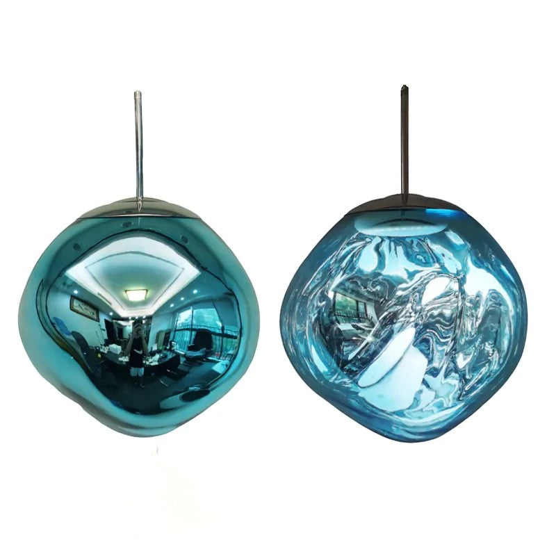 Suspension lumineuse Dimoree en verre soufflé bleu miroir, design organique moderne pour intérieur contemporain.