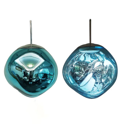 Suspension lumineuse Dimoree en verre soufflé bleu miroir, design organique moderne pour intérieur contemporain.